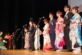 壇上に晴れ着姿の実行委員全員が揃い並んでいる写真