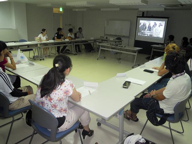 成人式の映像を見つめる実行委員会の方々の写真