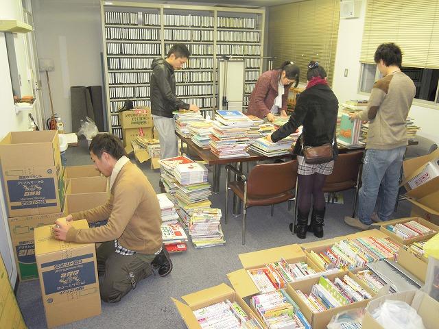回収された絵本の選別や整理をしている実行委員会の方々の写真