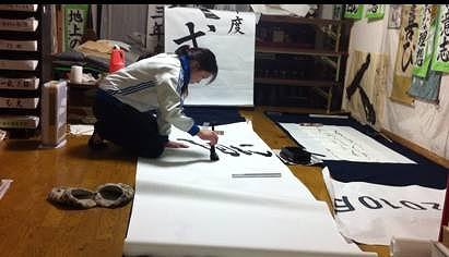 直筆看板を作っている女性の写真