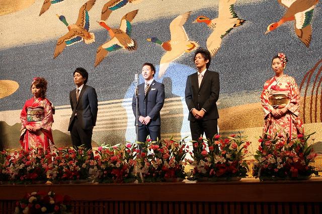 生き生きとした表情で話す新成人と、その話を聞く4人の新成人たちの写真