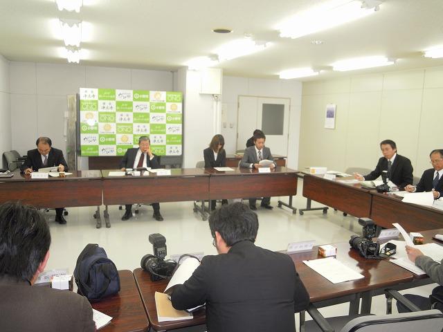大量の資料をそれぞれ確認しながら打ち合わせをする関係者たちの写真