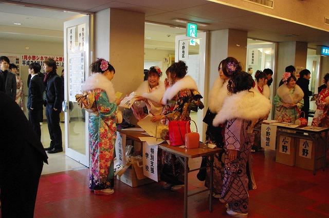 受付で話をして盛り上がっている様子の新成人たちの写真