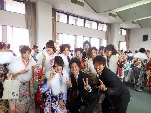ホール入口で笑顔でピースをしている新成人たちの写真