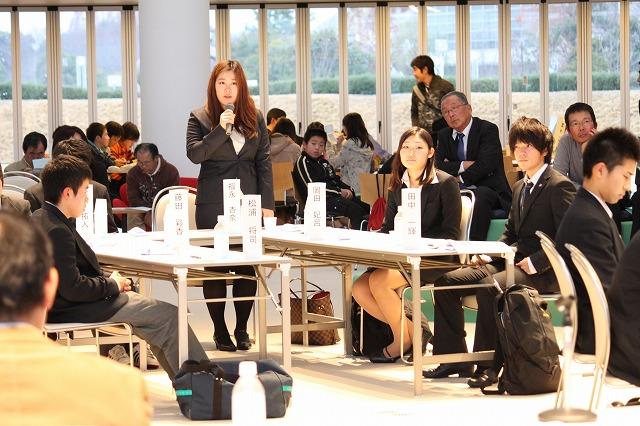 格子窓の室内でヤングジェネレーションフォーラムに参加した実行委員の女性の写真