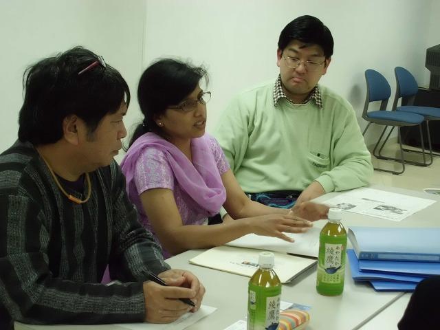 インドの社会貢献活動支援団体職員である三人が座って並んでいる写真