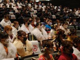 成人式の会場内の開式の時の出席者の多数の男女の様子の写真