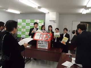 赤い家の形をした本・CD・DVDボックスを紹介する実行委員会の写真