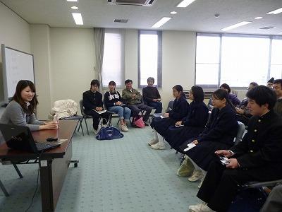 市主催のイベントの討論会に参加する実行委員達と学生達の写真