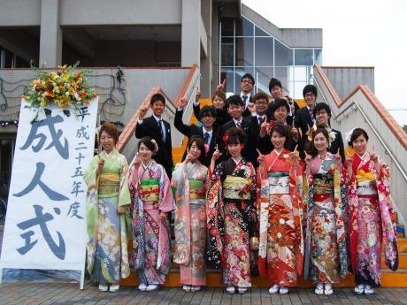 成人式の記念撮影に並ぶ晴れ着姿の実行委員達の写真