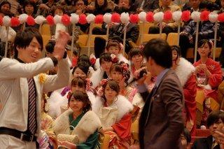 市長が新成人にインタビューを行い、新成人が市長に手を合わせている写真。