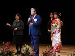 成人式式典の市の市長の新成人に対するエールを送る様子の写真