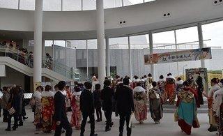 晴れ着姿の新成人達が密集している写真