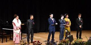 壇上に実行委員が6人並んでいる写真