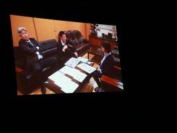 1限目の成人式の会場内のビデオレターの映像が表示された様子の写真