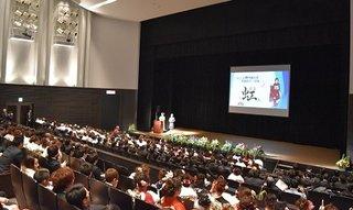 新成人達が席に座ってスクリーンを眺める様子を後ろから撮影した写真