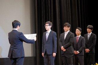 卒業証書を貰い並ぶ新成人達の写真