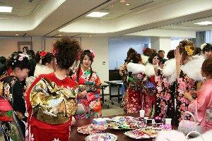 新成人が、懐かしい給食などの軽食を立食している写真2