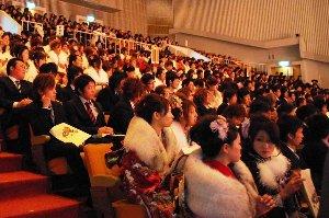 会場ステージに目を向ける、着席した新成人の写真