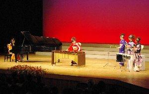 ピアノや木琴などの楽器を使って情熱大陸を演奏する新成人たちの写真