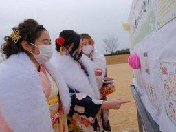 成人式の会場の外の三人の着物姿の女性たちの様子の写真