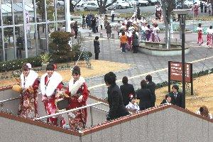 会場に新成人が集まる写真