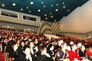 会場内に座る新成人の写真