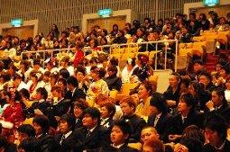 前を見つめる会場の新成人の写真
