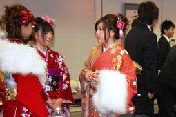 手前に女性の新成人3人と奥に男性の新成人の姿がある写真