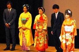 壇上に立つ新成人5人の写真