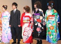 壇上に立ち手を繋ぐ新成人5人を左前から撮った写真