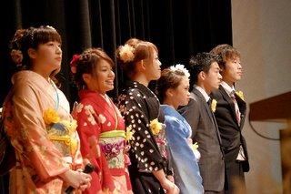 晴れ着姿の新成人達が6人並び合唱する様子の写真