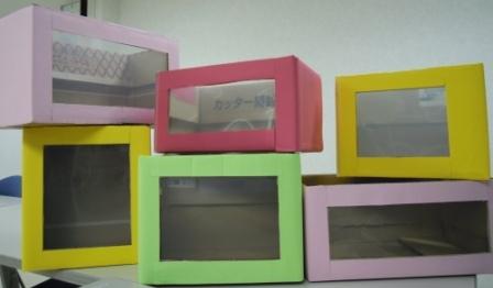 完成したカラフルな5つの回収ボックスの写真