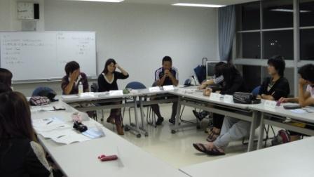 夜、実行委員が会議をしている写真2