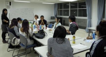夜、実行委員が会議をしている写真1