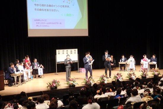 ステージ上のプロジェクターにイントロクイズの説明書きが映されている様子の写真