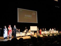 2限目の成人式の会場内のステージで行ったクイズ大会に立つ数人の成人の男女たちの様子の写真