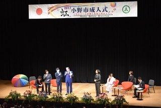 壇上に上がってインタビューを受ける新成人達とインタビューを行う市長達の写真