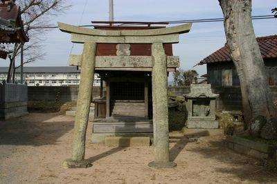 朱塗りの竹ノ宮の社殿前に建つ鳥居の写真