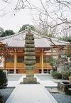 養父寺本堂前に立つ石造層塔の写真