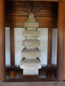 観音堂に安置された石造の層塔の写真