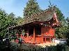朱色が映える八幡神社の本殿の写真