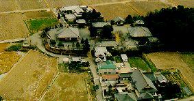 田畑に囲まれ小島のように並んで建つ浄土寺と関連建造物の写真