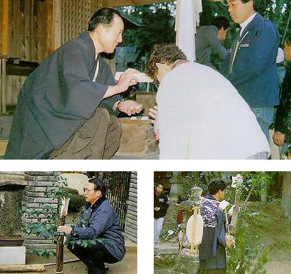 神社の境内で棒を持って参拝者の額へあてる様子や、お頭神事の各種儀式の様子の3枚の写真