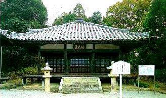 木々を背にひっそりと建つ開山堂の正面からの写真