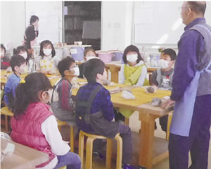 陶塀の説明をする先生と子どもたち