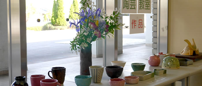 陶芸作品が窓際に並ぶロビー