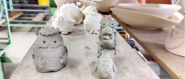 辰の置物や器など陶芸作品を乾燥中