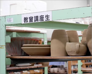 「教室受講生」の札の下に素焼き作品が並ぶ