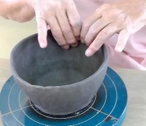 丼鉢をつくる様子